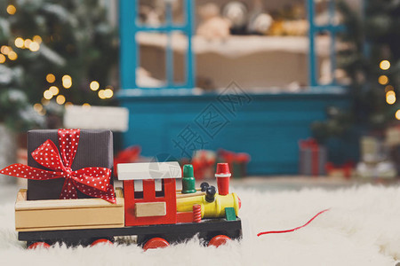 带圣诞礼物的木制玩具火车图片