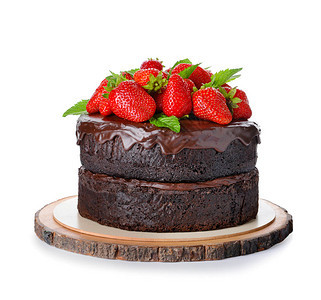 美味巧克力蛋糕白底带草莓的鲜奶图片