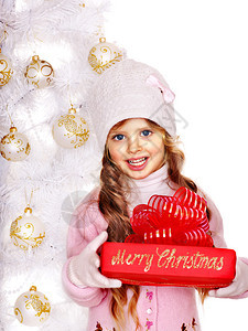 戴着帽子和手套的孩子在白色圣诞树附近拿着红色礼物图片