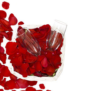 红玫瑰和葡萄酒杯图片
