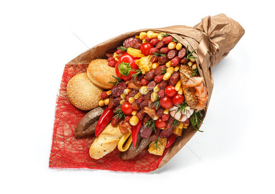 由不同品种的香肠肉熏制奶酪西红柿胡椒和面包组成的原始图片