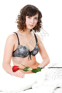 年轻女肖像紧抱着玫瑰图片