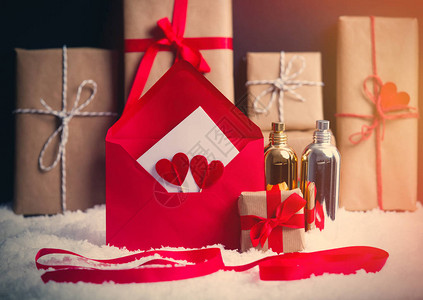 圣诞节或圣情人节假日的礼品箱和图片