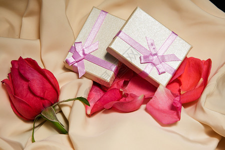 有玫瑰的礼物盒图片
