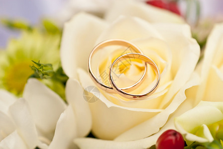 放置在婚礼花束上的结婚戒指图片