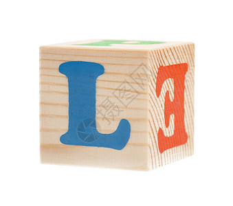 带字母L的Wooden区块孤立图片
