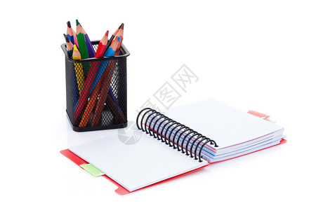 彩色铅笔和办公室笔记板图片