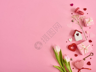 粉红背景有不同心脏和礼品盒的情人日背景图片