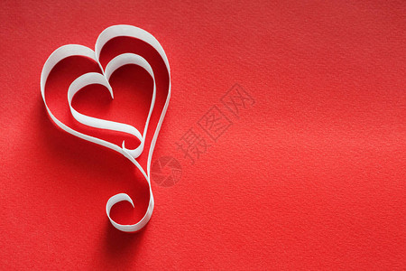 情人节背景与手工纸心形状装饰红色快乐情侣日卡模背景图片