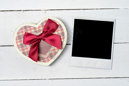 快递盒,白木背景上的红手工制心脏形状盒和背景