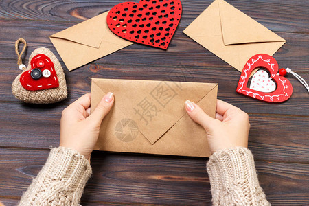 妇女为情人节包装准备手工制作的信封图片