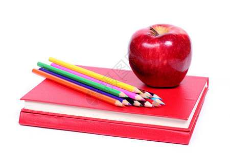 返回学校红苹果和红书上的彩色铅笔图片