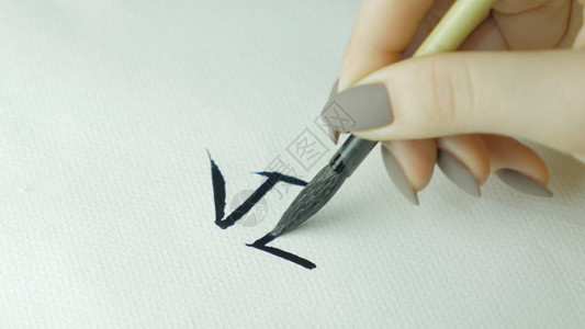 写象形文字的女人手女手拿着毛笔书图片素材