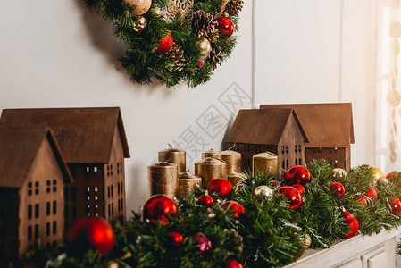 壁炉上美丽的圣诞装饰品图片
