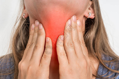 喉咙痛的女人握着喉咙痛身图片