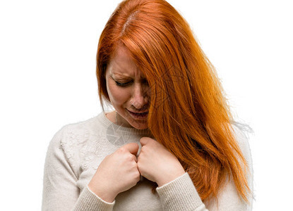 美丽的年轻红发女青年哭泣的忧郁和悲伤表达悲伤的情感孤图片