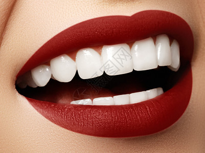 漂白后的完美笑容牙齿护理和美白牙齿口腔医学和美容护理女人用大牙齿微笑开朗的女微背景图片
