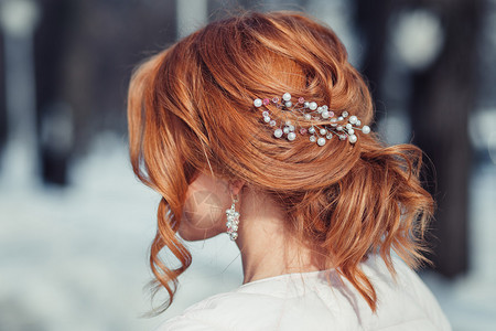 无法辨认的年轻女子背影红发穿白婚纱花圈涂满了模图片