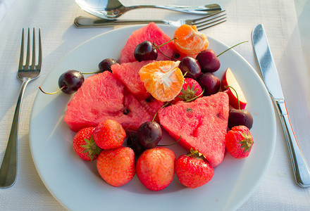 草莓樱桃西瓜片普通话片位于白桌布板上图片