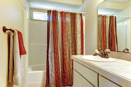 浴室简单淋浴窗帘有红色图片