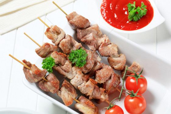猪肉串和番茄酱图片