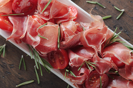 意大利熏火腿配迷迭香和西红柿樱桃图片