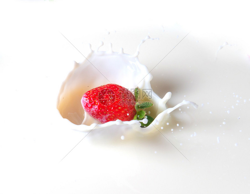 飞溅的牛奶和草莓图片