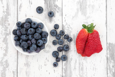 蓝莓和草莓水果超过苦不堪图片