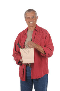 中年男子带着酒瓶微笑在棕色礼品袋里图片