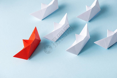 蓝色白的独特红纸船的背景图片