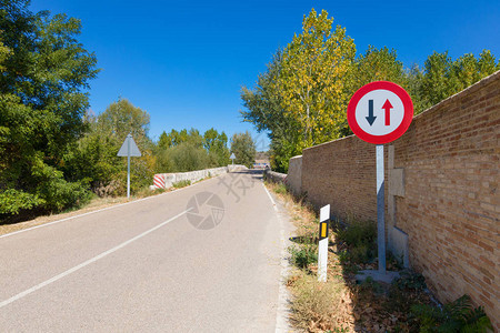 西班牙在西班牙卡斯蒂利亚欧洲的狭窄农村公路上通过西班牙信号图片