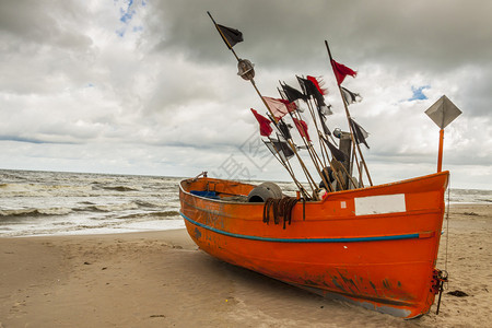 在雨天沙滩上的渔船波兰雷瓦图片