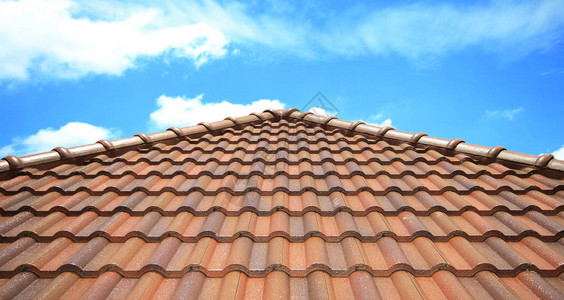 棕色砖屋顶蓝天背景图片