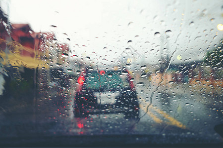 雨天的抽象交通从汽车座椅查看复古过滤器的背景雨滴透图片