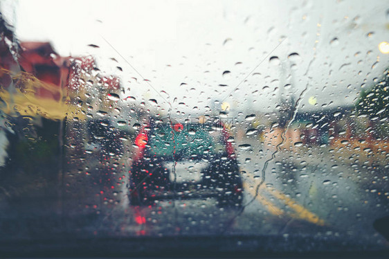 雨天的抽象交通从汽车座椅查看复古过滤器的背景雨滴透图片