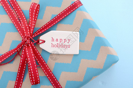 节日红和蓝色圣诞礼物与快乐节礼物标签在苍图片