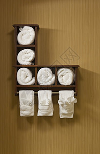 白色浴室毛巾在架子上图片