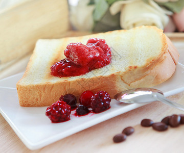 面包上的红草莓果酱图片