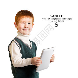 红发小可爱的红头发孩子用平板电脑站立孤立于白色背景图片