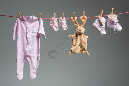 晾衣绳上的清洁女婴衣服图片