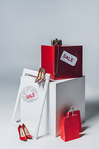 红色购物袋高跟鞋和销售标志背景图片