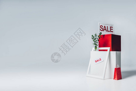 红色和白色立方体纸袋和销售标志背景图片