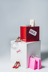 高跟鞋粉红色购物袋和销售标志背景图片