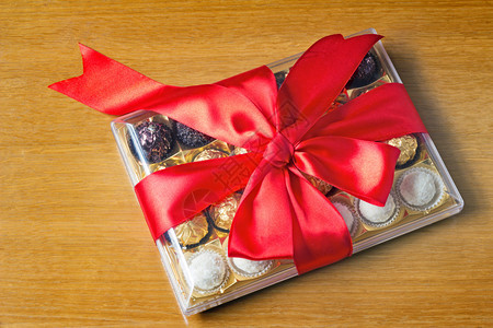 一个美丽的装饰和绑着一盒巧克力的丝带盒图片
