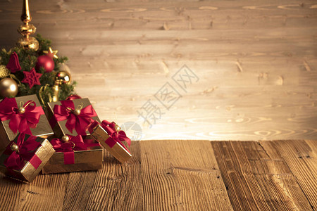 木桌上的圣诞礼物套装图片