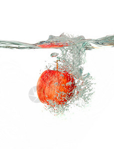 红苹果落入清水中溅起水花图片