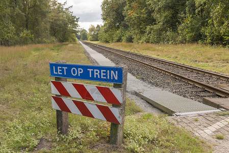 荷兰东部无人看守的轻轨铁路道口没有障图片