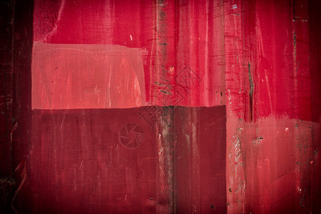 红色钢墙背景纹理上的白色油漆飞溅图片