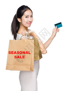 带信用卡和购物袋的女用于展图片