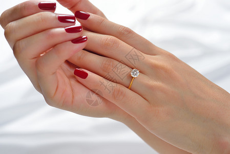 新娘手上的结婚戒指图片